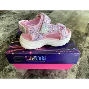 Sketchers Light-up sandals 🤍